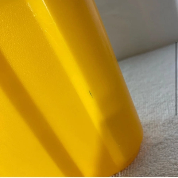 Vintage Rubbermaid Yellow Handleless Pitcher With Lid - Picture 5 of 13